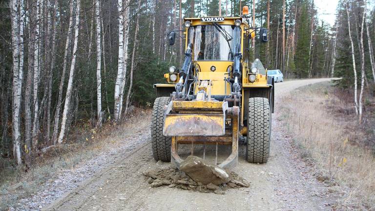 Stenplockning på väg med hjullastare. Foto Mats Hannerz.